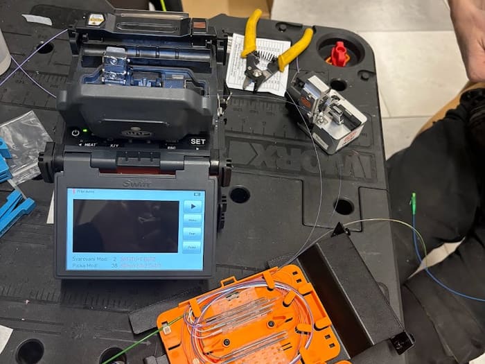 Fusion splicer with an open joint closure and fibres