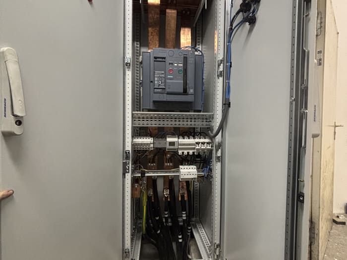 Air circuit breaker fitted in a new switchboard section