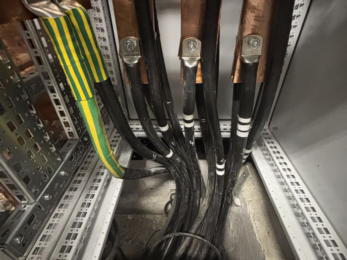 Cable terminations with lugs on the busbars and the earthing conductor