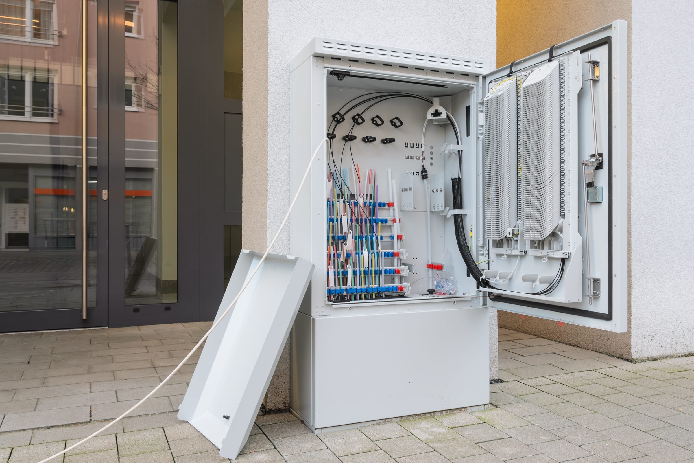 Open optical distribution cabinet with splice trays and fibre distribution